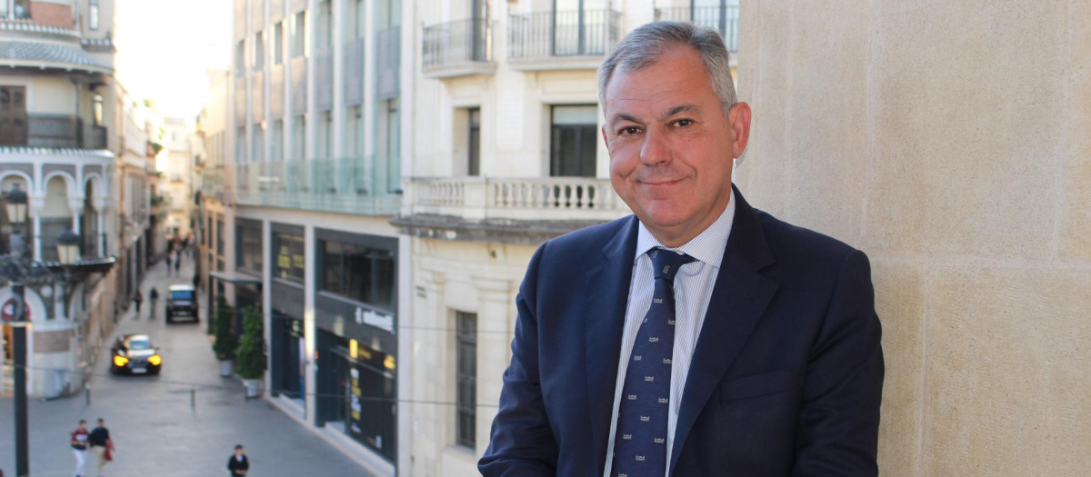 El alcalde de Sevilla, José Luis Sanz, posa para su entrevista con El Debate en el balcón su despacho