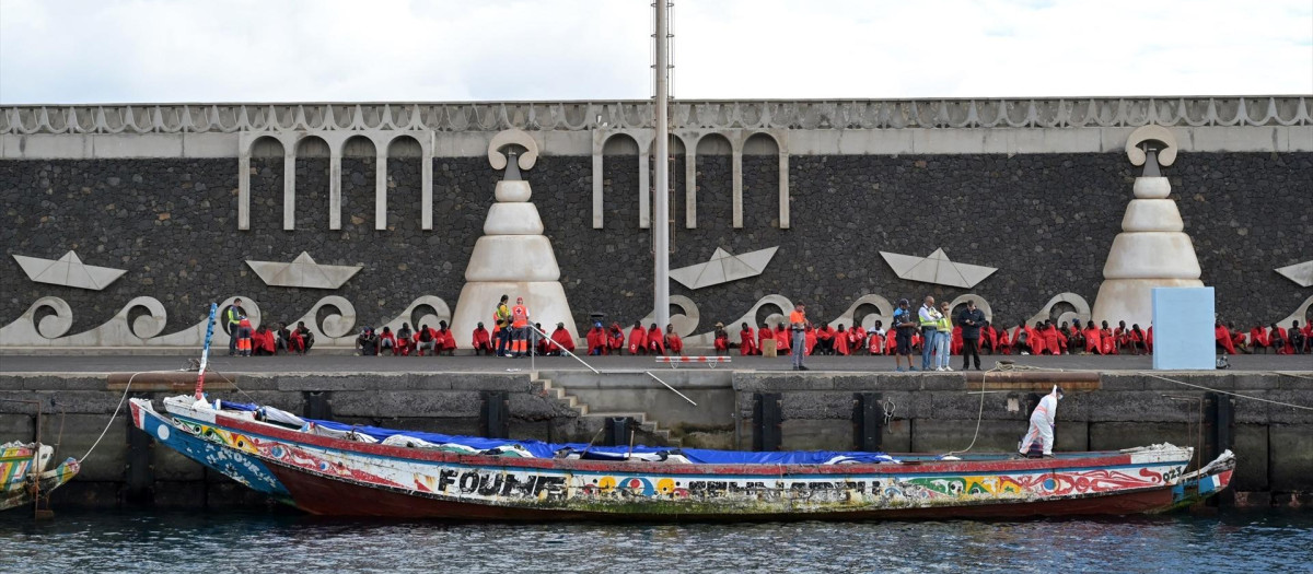 Decenas de migrantes, tras su llegada en un cayuco, a 26 de octubre de 2023, en El Hierro, Santa Cruz de Tenerife, Tenerife, Canarias (España). Hasta el puerto de La Restinga, en El Hierro, han llegado en las últimas semanas más de 5.000 migrantes, 7.000 desde el inicio del año, siendo uno de los puertos que más migrantes ha recibido a bordo de pateras y cayucos. De mantenerse el actual ritmo de llegadas, Canarias superará en este mes de octubre el número de inmigrantes registrados en la crisis de los cayucos de 2006, cuando alcanzaron el archipiélago un total de 31.678 personas a través de la Ruta Canaria, una cifra que no se había superado hasta este momento.
26 OCTUBRE 2023;CAYUCO;MIGRANTES;INMIGRACIÓN;CANARIAS;EL HIERRO
Europa Press / Europa Press
26/10/2023
