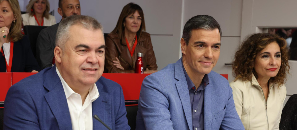 El líder socialista Pedro Sánchez junto a María Jesús Montero y Santos Cerdán