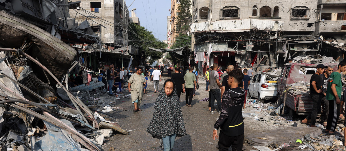 Una niña camina en medio de la destrucción tras los ataques israelíes contra el campamento de Al-Shatee en la ciudad de Gaza.