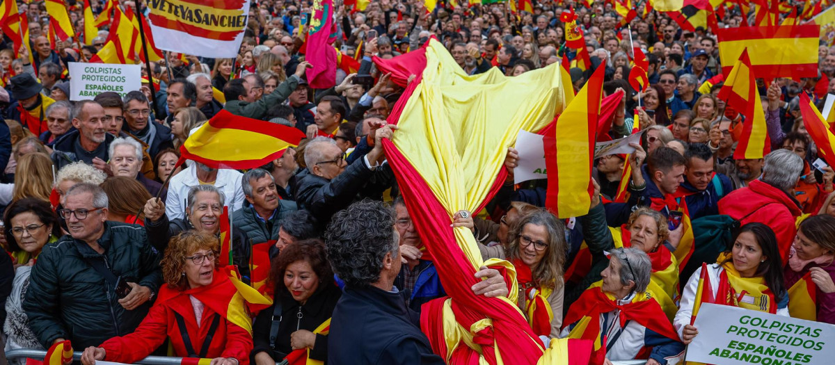 Vista de la manifestación contra la amnistía y las negociaciones convocada este domingo por DENAES en la Plaza de Colón