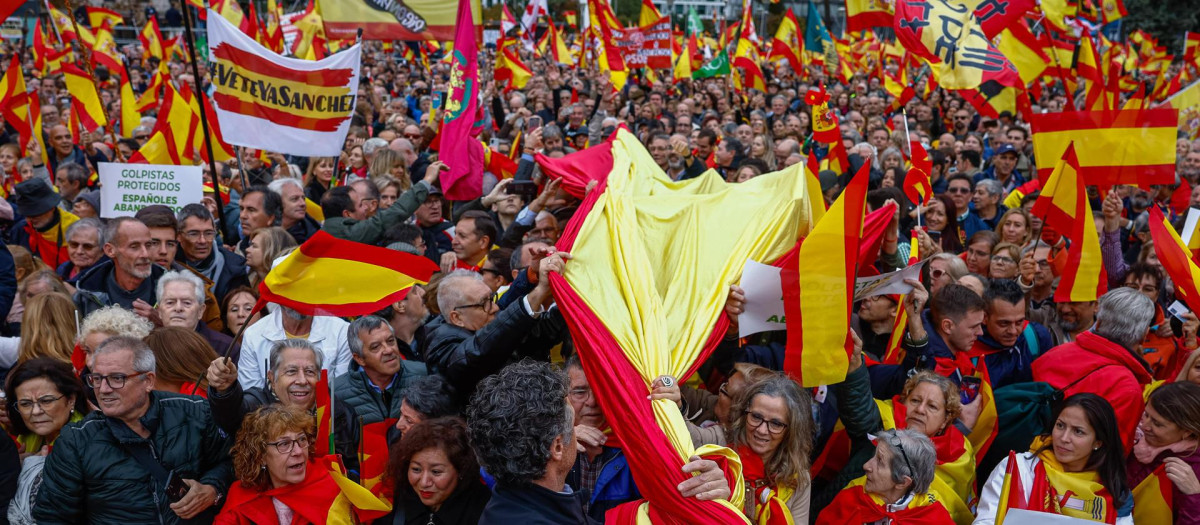 Vista de la manifestación contra la amnistía y las negociaciones convocada este domingo por DENAES en la Plaza de Colón