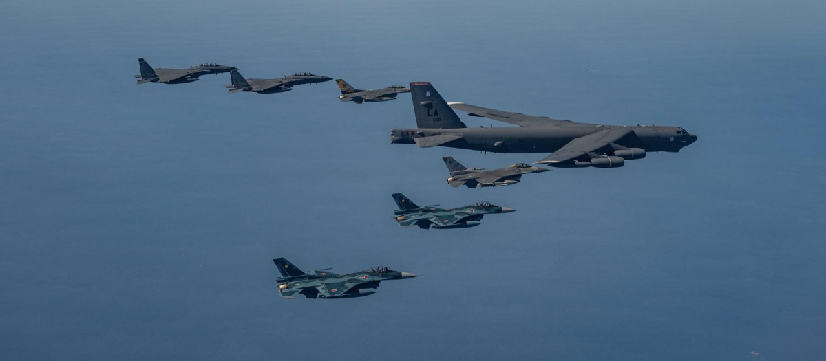 Aviones de combate de Japón y Corea del Sur escoltan un bombardero B-52 de EE.UU.
