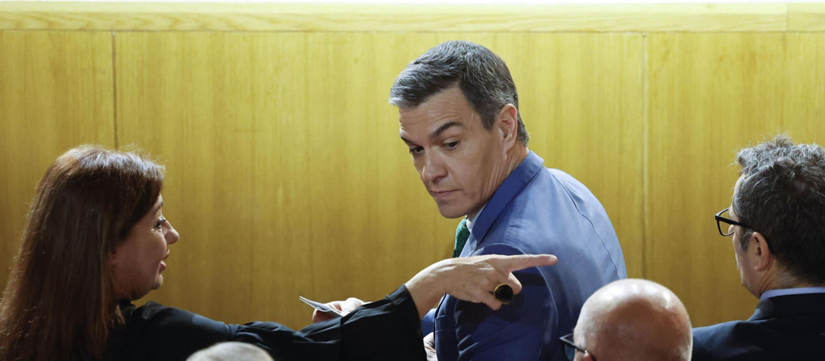El presidente del Gobierno en funciones, Pedro Sánchez (c), junto al secretario general de CCOO, Unai Sordo (2d)