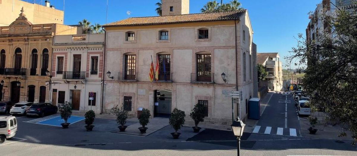 Vista del Ayuntamiento de Rocafort, el municipio con la renta más alta de la región