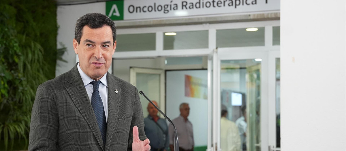 El presidente de la Junta de Andalucía, Juanma Moreno, en declaraciones a la prensa después de su visita a la Unidad de Oncología Radioterápica del Hospital Universitario Virgen del Rocío