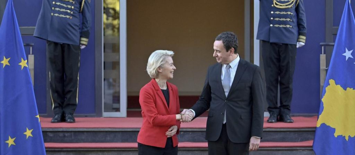 La primera ministrade Kosovo Albin Kurti recibe a la presidenta de la Comisión Ursula Von der Leyen durante su visita