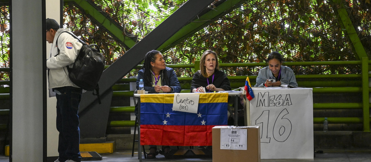 Una mesa de votación de la primarias opositoras en Bogotá
