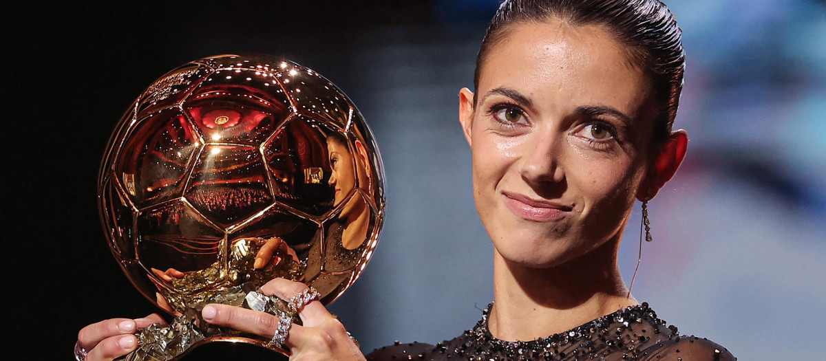 Aitana Bonmatí con el Balón de Oro, el trofeo individual más prestigioso en el fútbol