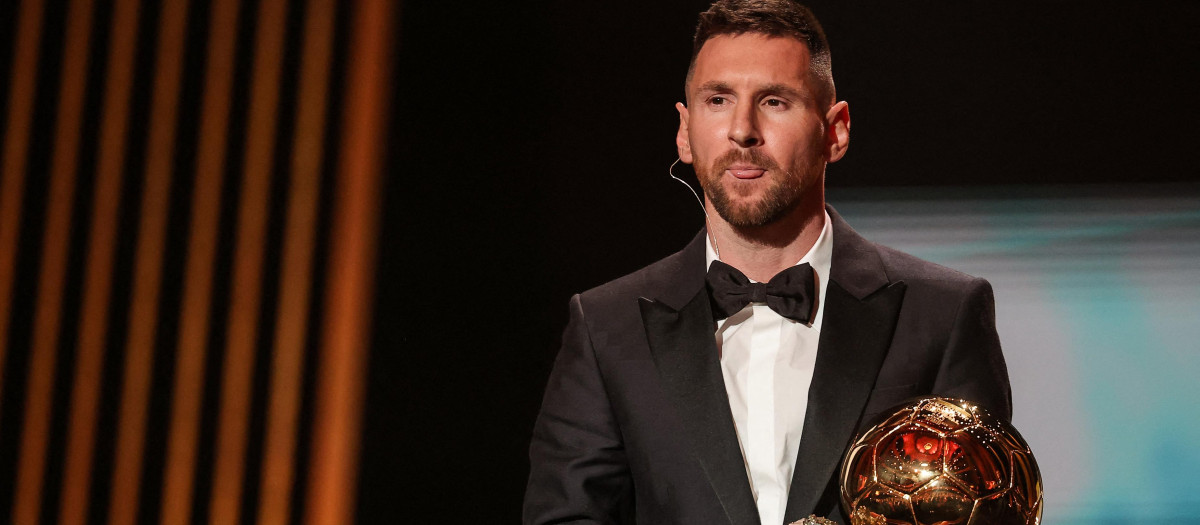 Leo Messi ha recibido este lunes en París su octavo Balón de Oro