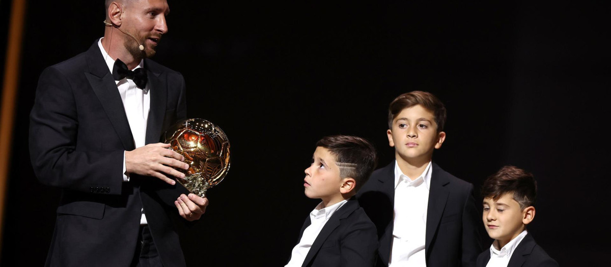 Messi, con sus hijos, al recibir el octavo Balón de Oro