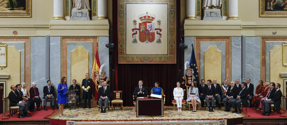 La presidenta del Congreso, Francina Armengol (i), pronuncia un discurso ante los reyes de España, Felipe VI y Letizia, la princesa Leonor (5i), la infanta Sofía (4d)