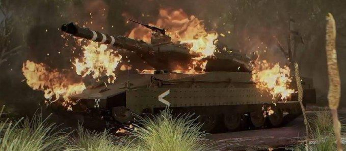 Un tanque israelí es alcanzado por un lanzacohetes portátil de Hamás
