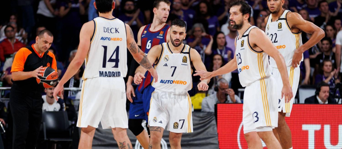 Campazzo, en el centro de la imagen, en un partido de esta temporada
