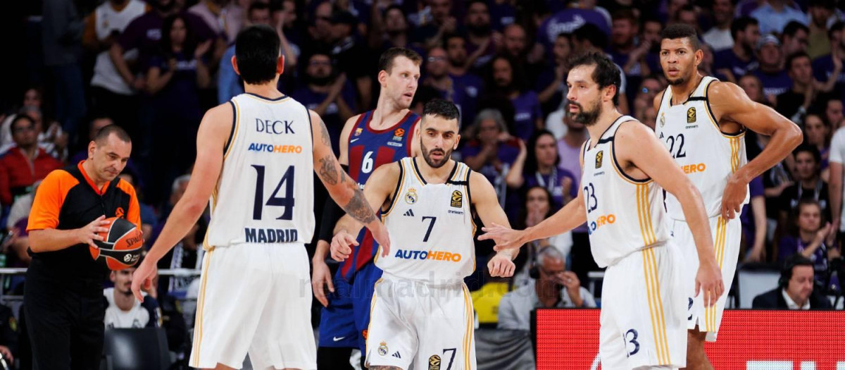 Campazzo, en el centro de la imagen, en un partido de esta temporada