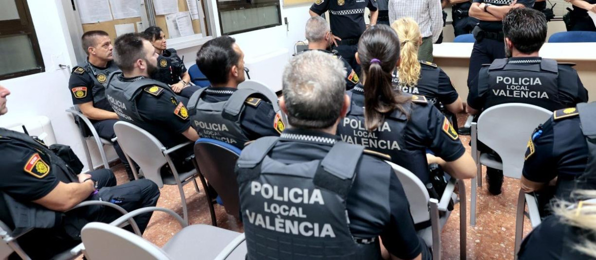 El concejal de Seguridad, Jesús Carbonell, con miembros de la Policía Local de Valencia, el 14 de octubre