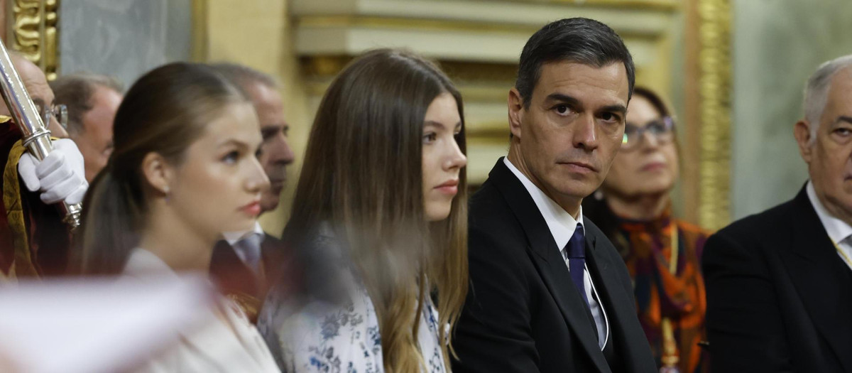 La princesa Leonor (i), sentada junto a su hermana, la infanta Sofía (c), y el presidente del Gobierno, Pedro Sánchez (d)