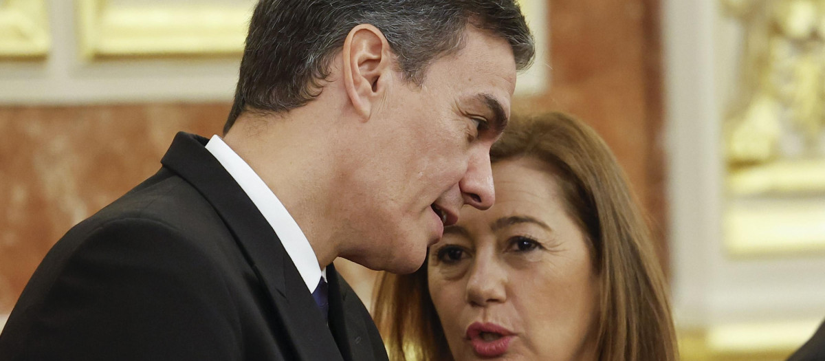 Pedro Sánchez y Francina Armengol conversan en el Congreso