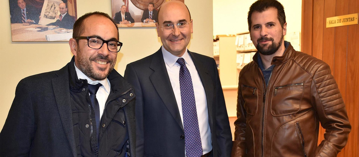 El secretario general del PSOE en Castilla y León, Luis Tudanca (d), ha visitado la Villa de Ágreda, junto a su alcalde Jesús Manuel Alonso (c), y el secretario general del PSOE de Soria, Luis Rey.
