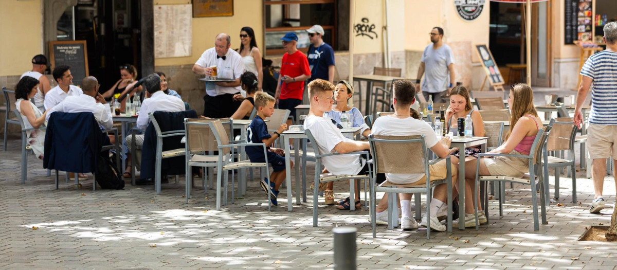 Varias personas en la terraza de un bar en Palma de Mallorca
