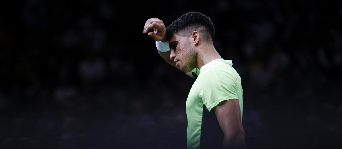 Alcaraz perdió en su debut en París-Bercy 6-3 y 6-4 ante Safiullin y sus opciones de número 1 se complican