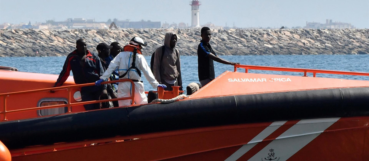 Traslado al puerto de Almería de varios inmigrantes rescatados en el mar