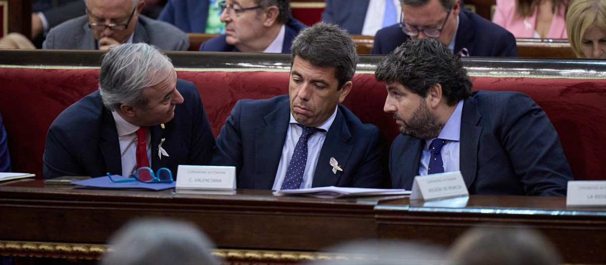 El presidente de Aragón, Jorge Azcón; el presidente de la Generalitat valenciana, Carlos Mazón y el presidente de la Región de Murcia, Fernando López Miras, durante un debate tras la Comisión General de las Comunidades Autónomas, en el Senado, a 19 de octubre de 2023, en Madrid (España). En la Comisión, Aragonès, ha defendido la amnistía y el referéndum. Antes de llegar, se ha reunido con senadores catalanes de ERC, Junts y PSC, y posteriormente, se verá con los portavoces de Bildu en el Congreso y Senado. Esta comisión ha sido convocada por el Partido Popular, con la ausencia del Gobierno, con el fin de escenificar el rechazo a la amnistía de su poder territori
19 OCTUBRE 2023;COMUNIDADES AUTONOMAS;MADRID;LENGUA;SENADO
Jesús Hellín / Europa Press
19/10/2023