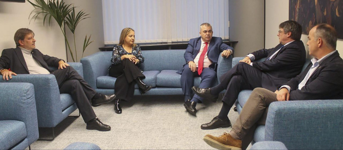 Carles Puigdemont y Santos Cerdán en la reunión del pasado lunes en el Parlamento Europeo
