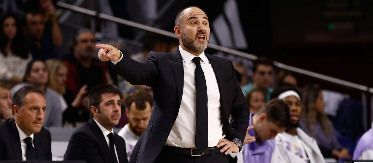 Chus Mateo entrenando al Real Madrid en un partido de esta temporada
