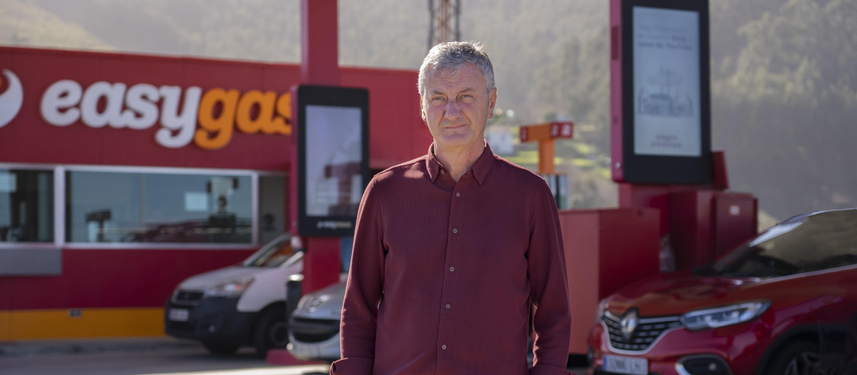 Joseba Barrenengoa frente a una de las 17 estaciones de servicio de Easy Gas