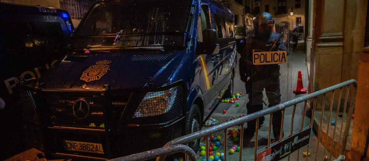 Un Policía Nacional protege la comisaría de Barcelona durante los disturbios por la sentencia del 1-O