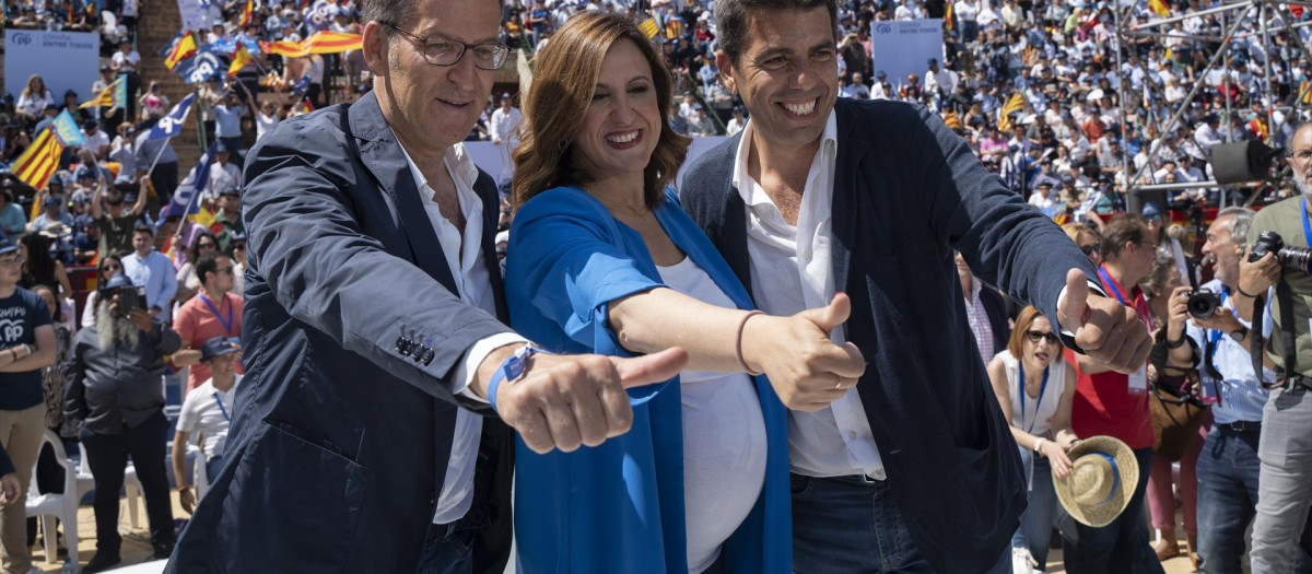 Feijóo, Catalá y Mazón, durante el mitin del PP en la plaza de toros, en abril de 2023