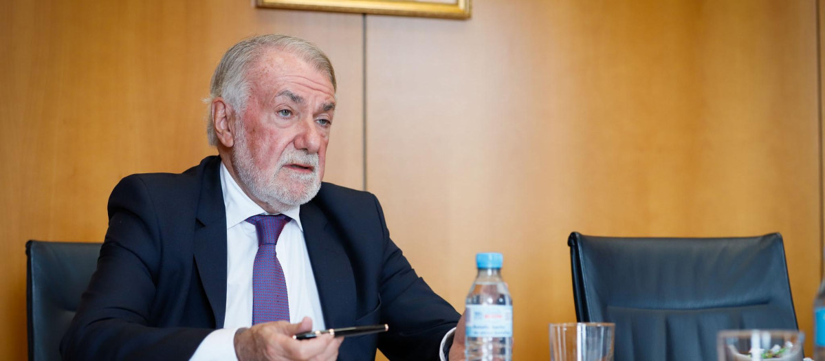 Jaime Mayor Oreja, presidente de NEOS, durante su entrevista con El Debate