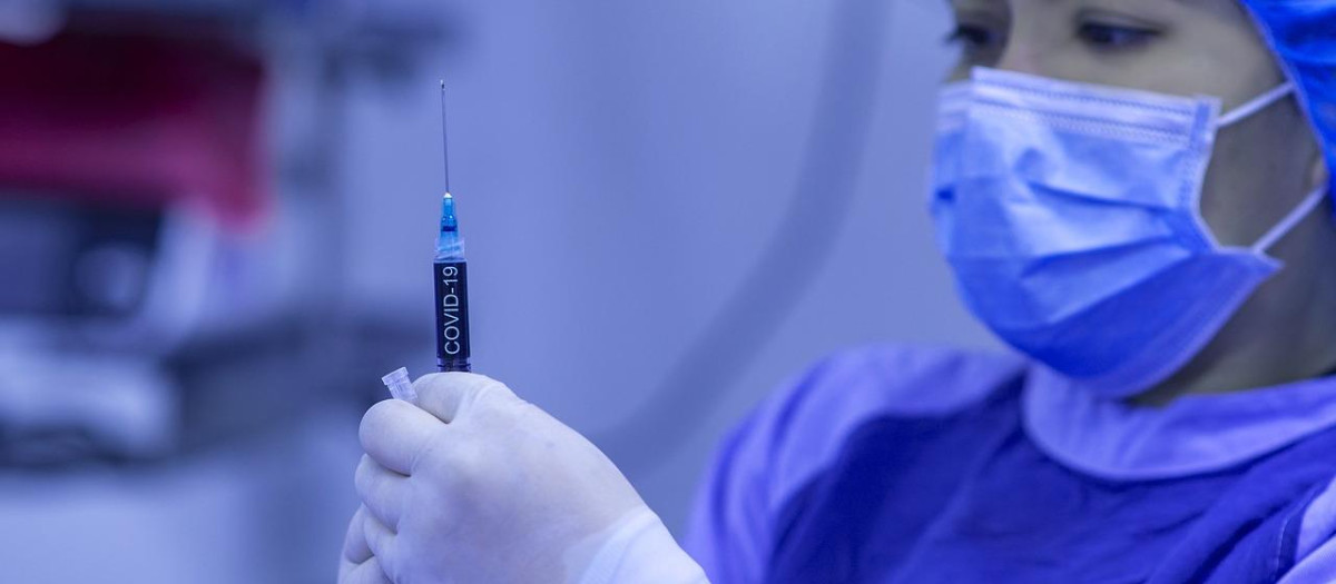 Enfermera con una vacuna contra la covid