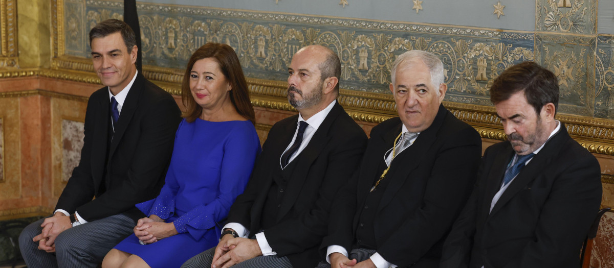 De izquierda a derecha, Sánchez, los presidentes del Congreso, Senado, TC y CGPJ