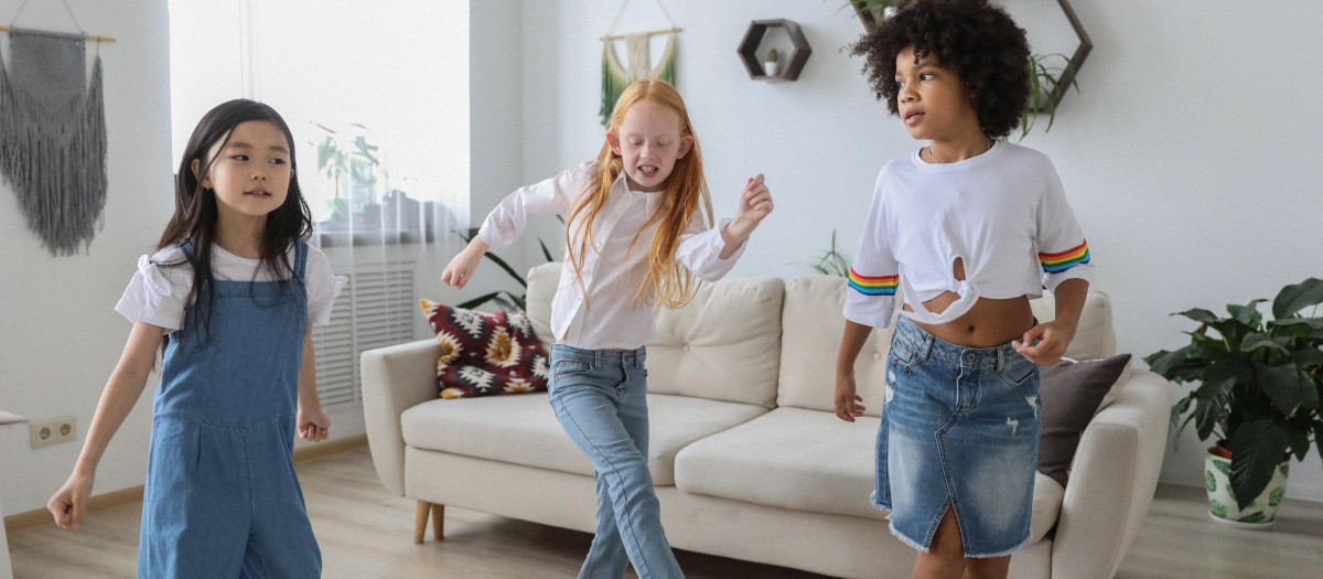 Tres niñas bailando