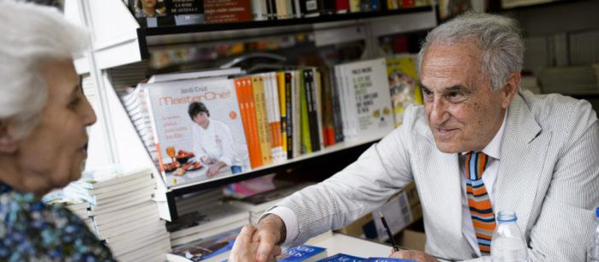 El periodista José María Carrascal, en la Feria del Libro de Madrid, en 2015