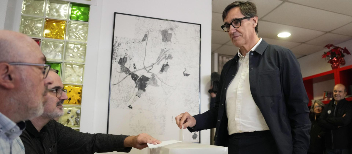 El líder de los socialistas catalanes ha participado en la consulta interna del PSOE sobre los acuerdos con los independentistas