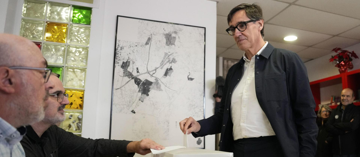 El líder de los socialistas catalanes ha participado en la consulta interna del PSOE sobre los acuerdos con los independentistas