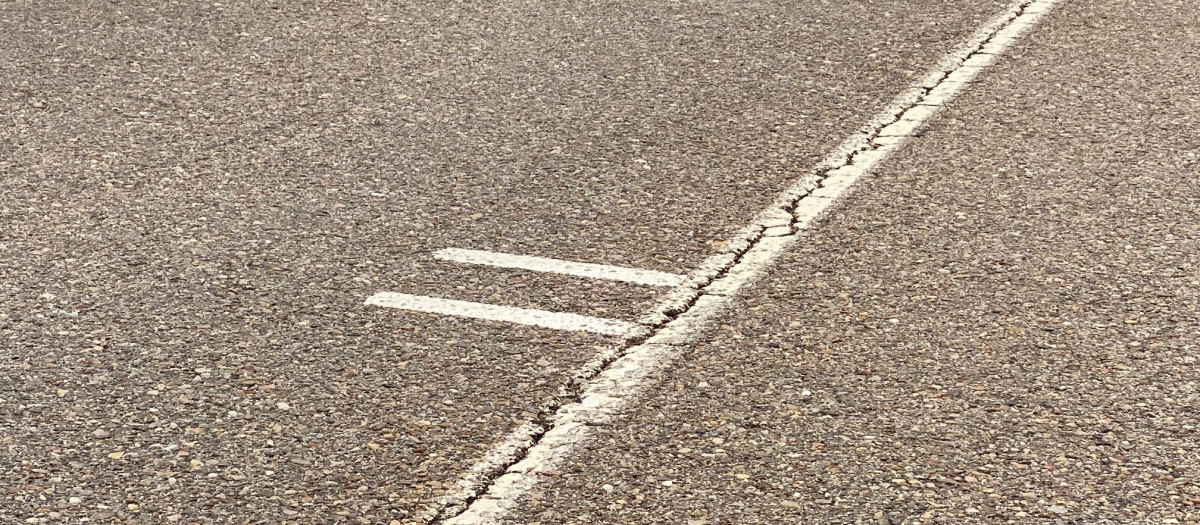 Dos líneas perpendiculares a la línea que marca el eje de la carretera