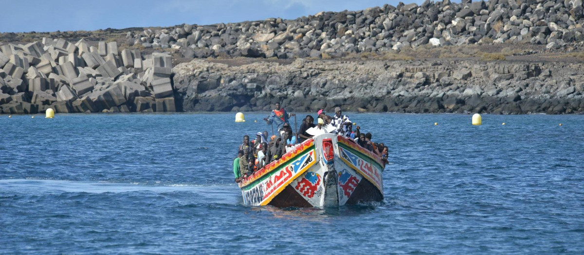 Un cayuco a su llegada al puerto de La Restinga (El Hierro)