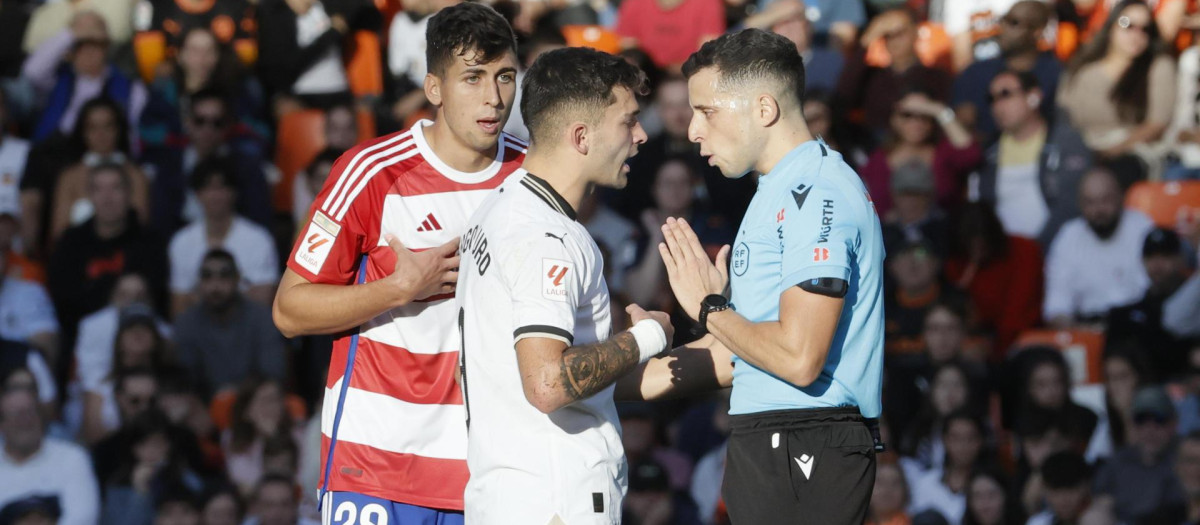 El árbitro García Verdura se equivocó en el Valencia-Granada y nadie en el VAR le corrigió