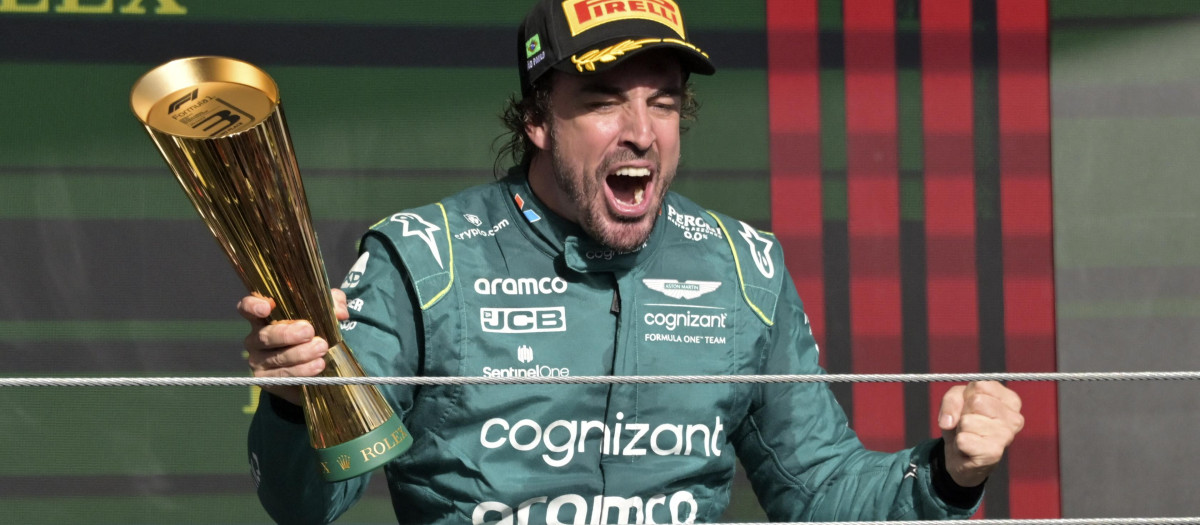 Fernando Alonso celebra con éxtasis su regreso al podio