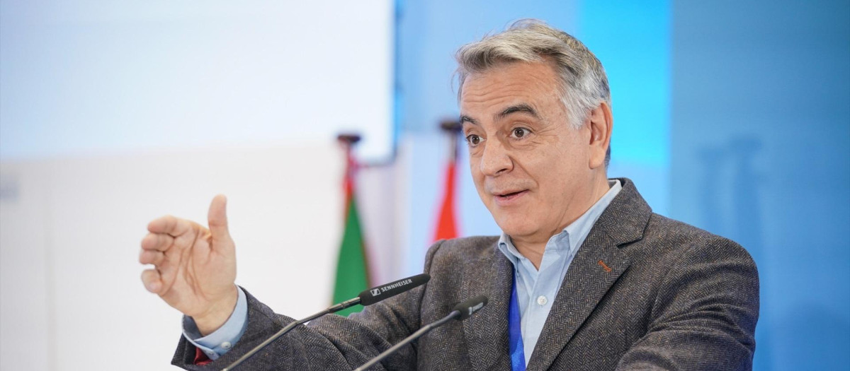 El nuevo presidente del PP vasco, Javier de Andrés, interviene durante un Congreso territorial extraordinario del PP vasco para elegir a su nuevo presidente, en el Palacio Europa, a 4 de noviembre de 2023, en Vitoria-Gasteiz, Álava, País Vasco (España). Javier de Andrés se ha proclamado como nuevo presidente del PP vasco, en sustitución de Carlos Iturgaiz, durante el XVI Congreso de los populares de Euskadi. El acto se ha celebrado bajo el lema ‘Mirando al futuro/Aurrera Begira’. Javier de Andrés también será el candidato a Lehendakari en las próximas elecciones autonómicas de 2024.
04 NOVIEMBRE 2023;PP;EUSKADI;PRESIDENTE;PARTIDO POPULAR;CONGRESO
Iñaki Berasaluce / Europa Press
04/11/2023