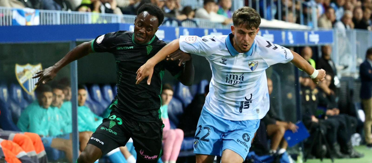 Diarra y Dani Lorenzo disputan un balón durante el Málaga - Córdoba