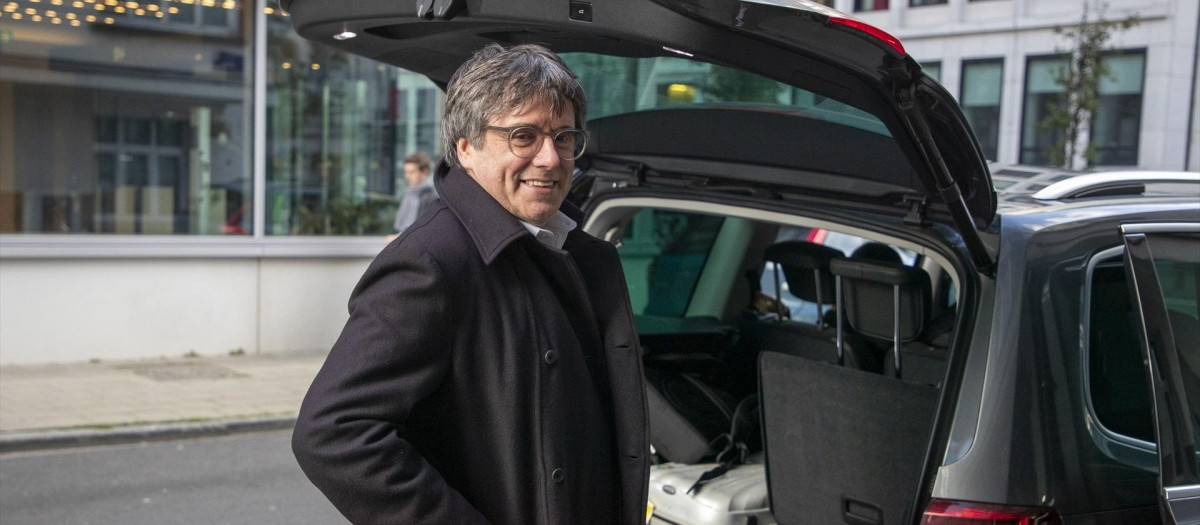 El expresidente de la Generalitat Carles Puigdemont a su salida del Parlamento Europeo, en Bruselas (Bélgica). El secretario de Organización del PSOE, Santos Cerdán, ha retomado este viernes la negociación en Bruselas con el expresidente de la Generalitat y eurodiputado de Junts, Carles Puigdemont, para intentar cerrar un acuerdo que asegure la investidura de Pedro Sánchez. Sin embargo, el encuentro ha terminado sin lograr un acuerdo sobre el alcance de la ley de amnistía, han informado fuentes consultadas por Europa Press. Las negociaciones se complicaron y encallaron ayer  por el "alcance y las casuísticas" que debería tener la ley de amnistía, según las fuentes consultadas.
03 NOVIEMBRE 2023;PUIGDEMONT;AMNISTIA;PSOE;AMNISTIA;ACUERDO
Europa Press / Europa Press
03/11/2023