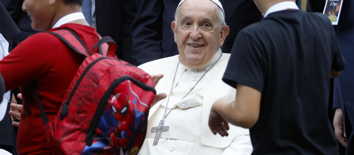 El Papa, durante su encuentro con niños en el Vaticano