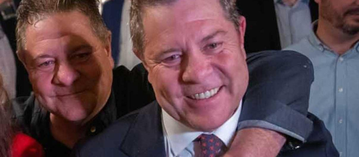 El presidente de Castilla La-Mancha, Emiliano García-Page, junto a su hermano Javier