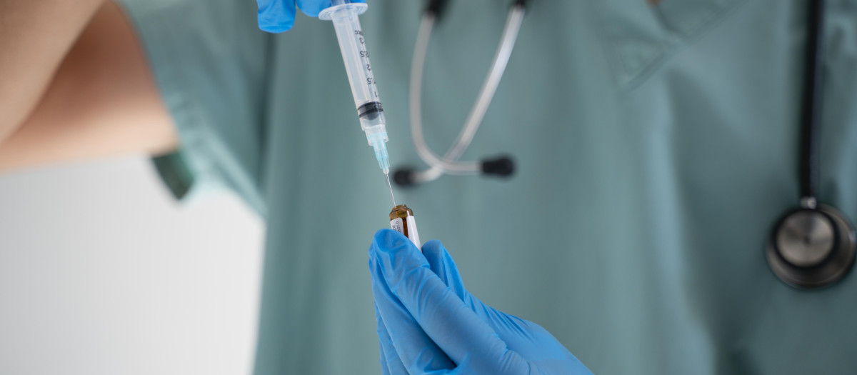 Enfermera con un vial y una jeringa