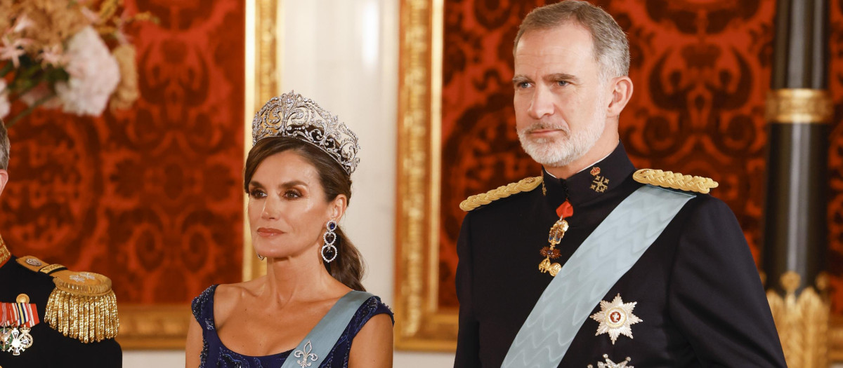 COPENHAGUE (DINAMARCA), 06/11/2023.- Los reyes de España, Felipe y Letizia, a su llegada a la cena de gala ofrecida en el Palacio de Christiansborg, dentro de la visita de estado de tres días de los reyes de España a Dinamarca, este lunes en Copenhague. EFE/Juanjo Martín